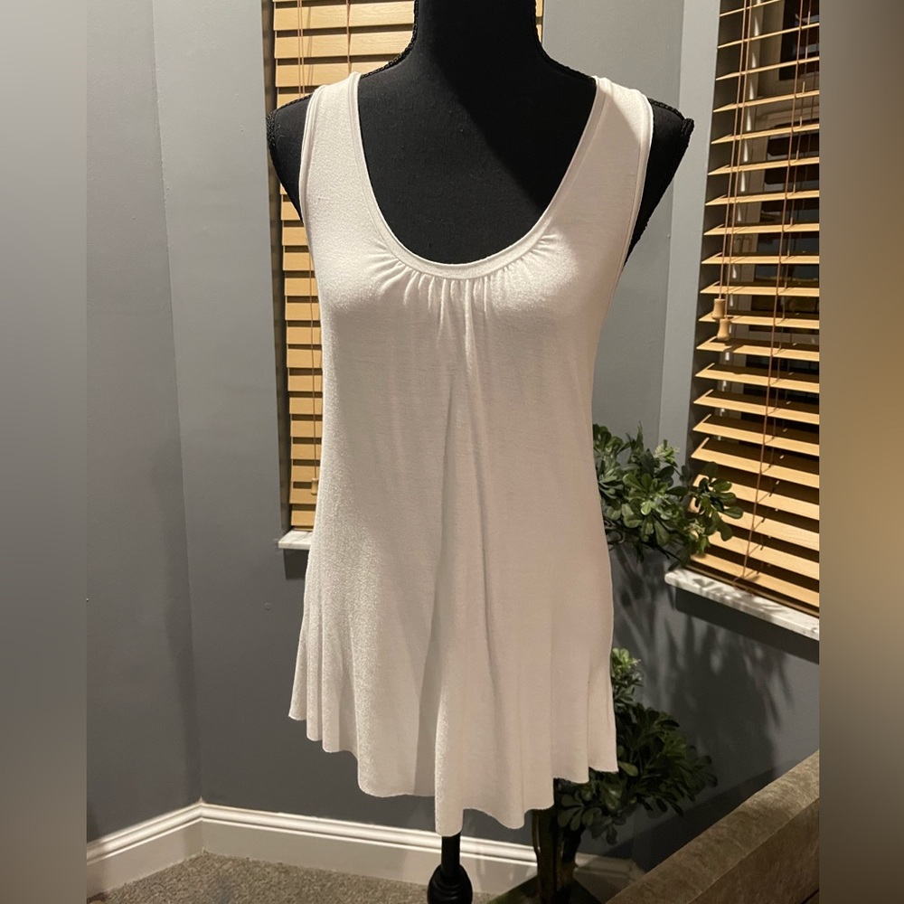 White tank top by love tan Jane. Mint condition. Coton size medium.